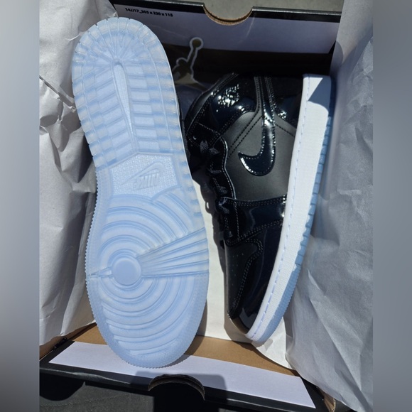 Air Jordan 1 MID SE (GS) Size 6.5Y/ W 8 New - Picture 3 of 4